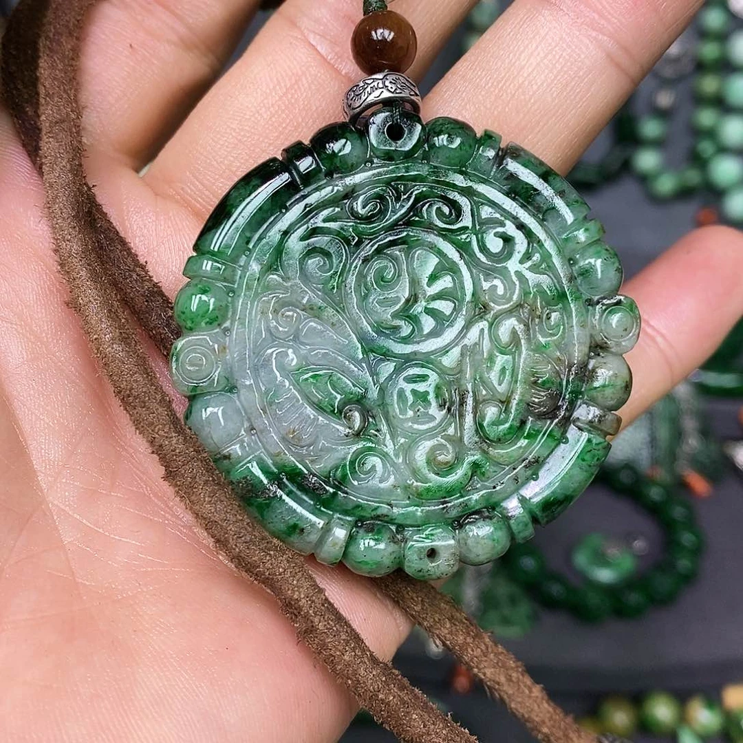 颈饰未镶嵌翡翠漂亮美眉