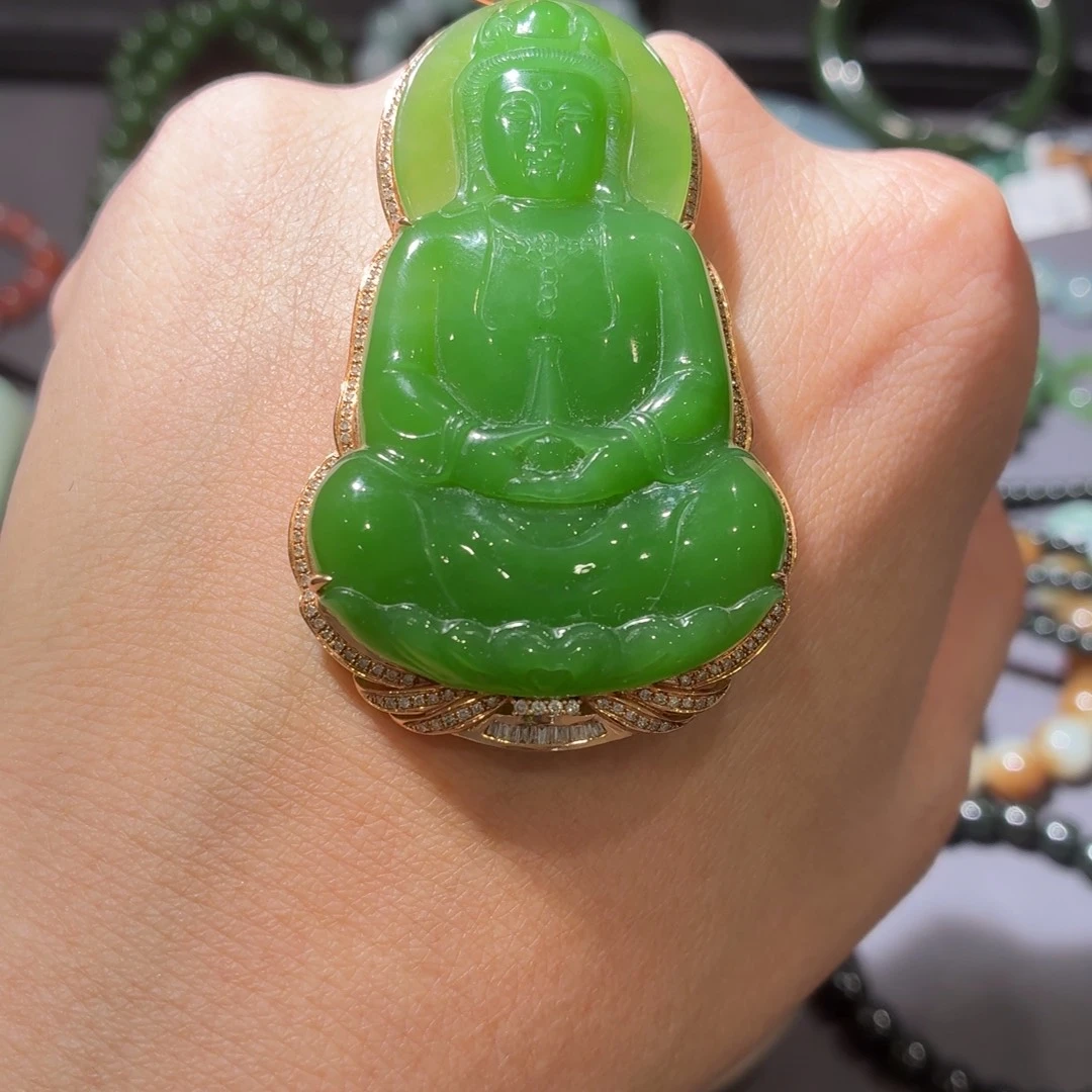 和田玉（糖玉）未镶嵌颈饰俄罗斯乌兰乌德无黑点苹果绿