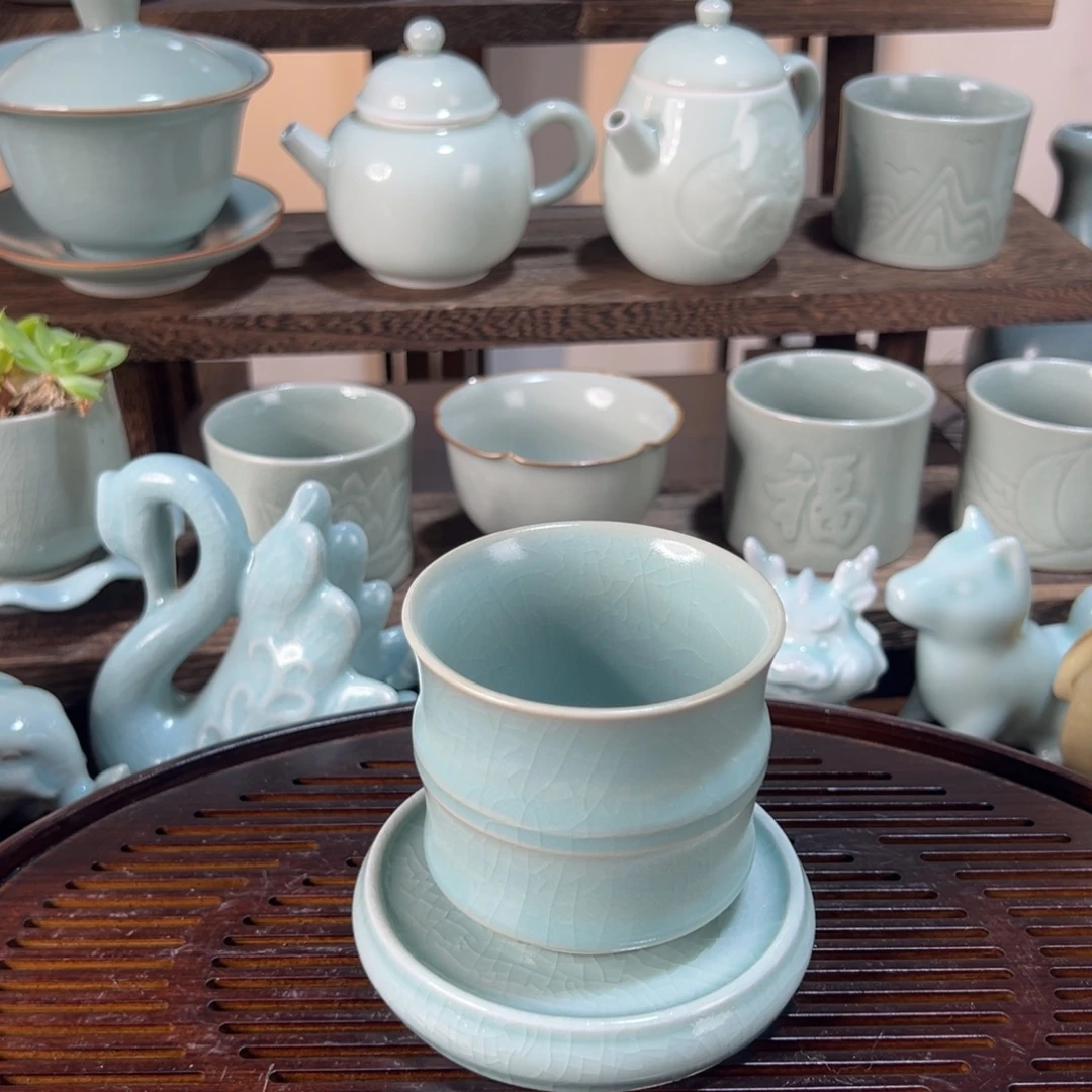精品天青支钉竹节杯。    柳叶纹
