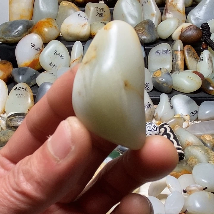 和田玉未镶嵌颈饰吊坠