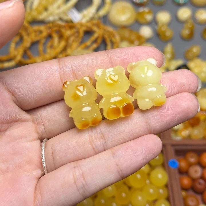 蜜蜡未镶嵌珠宝奇石满蜡白俏色小熊一个 微微瑕