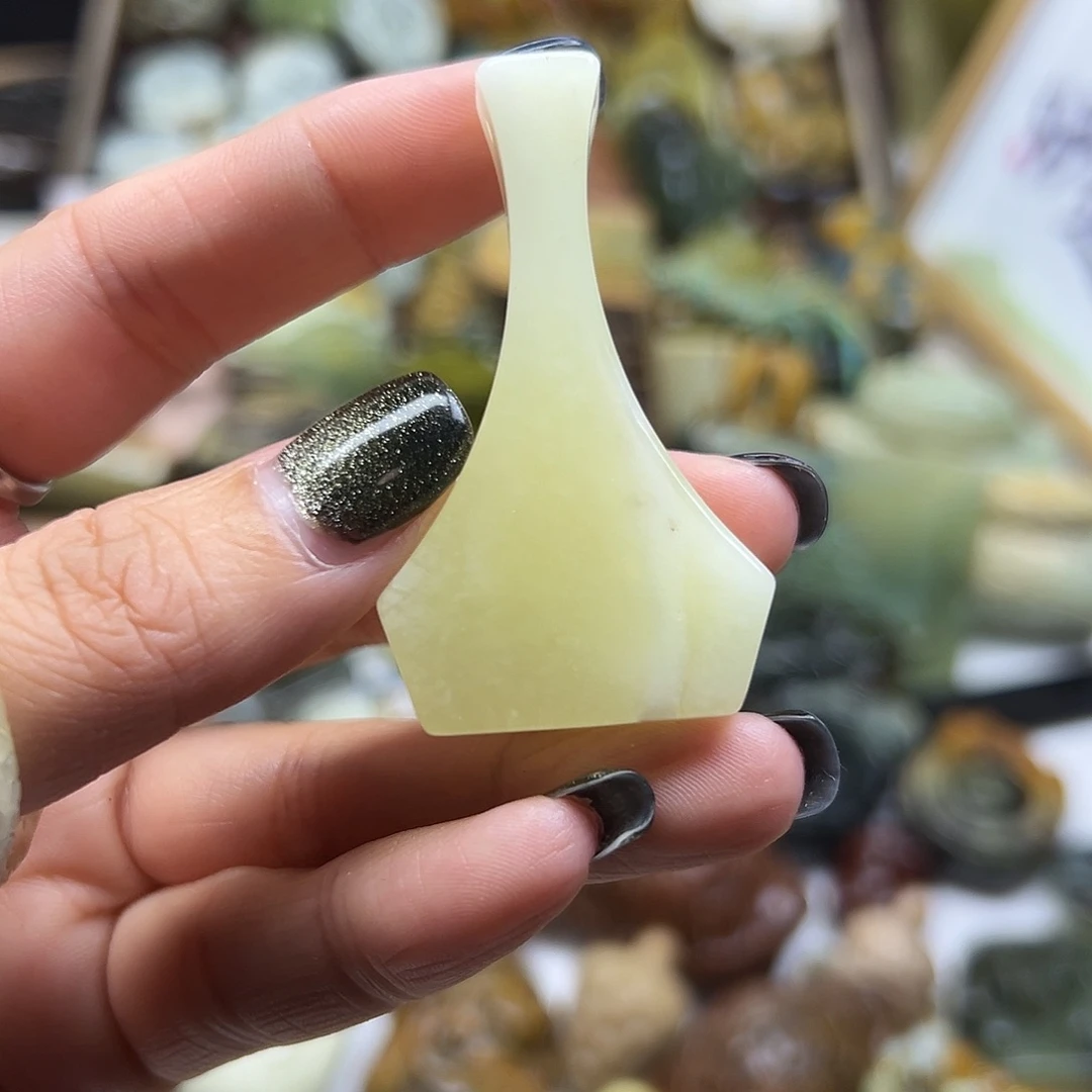 未镶嵌岫玉颈饰天青冻瓶后面有个沙眼