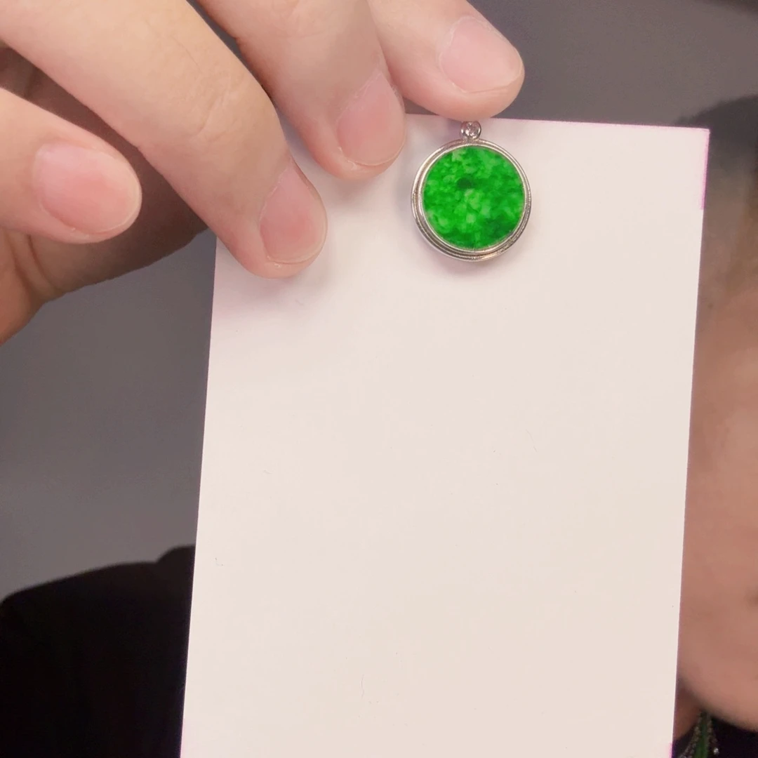 翡翠未镶嵌颈饰一件