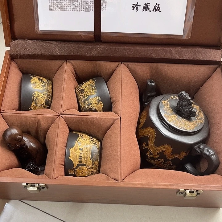 茶壶红泥原矿泥料手工制作的一把紫砂壶。