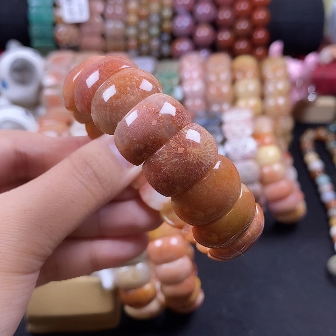 淡***…硅化珊瑚（珊瑚玉）未镶嵌手牌