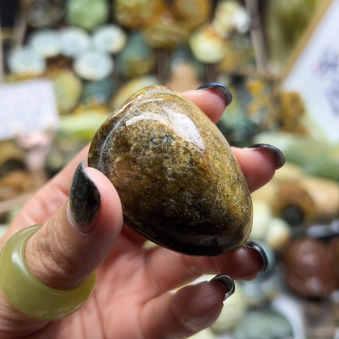 岫岩河磨玉（透闪石质玉）未镶嵌颈饰河磨玉富甲手玩 皮子有瑕