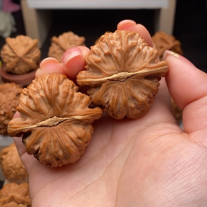 ᅠ***ᅠ文玩核桃把件白狮子