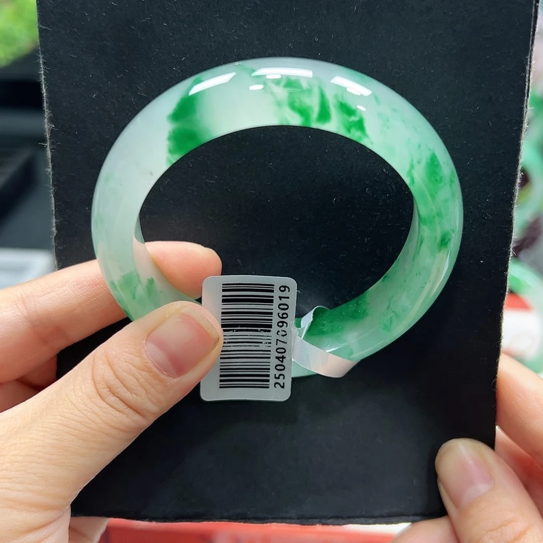 h****石英质玉（非洲翠）未镶嵌手镯