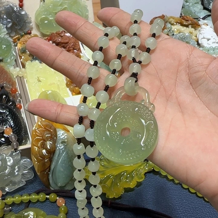 未镶嵌蛇纹石玉吊坠