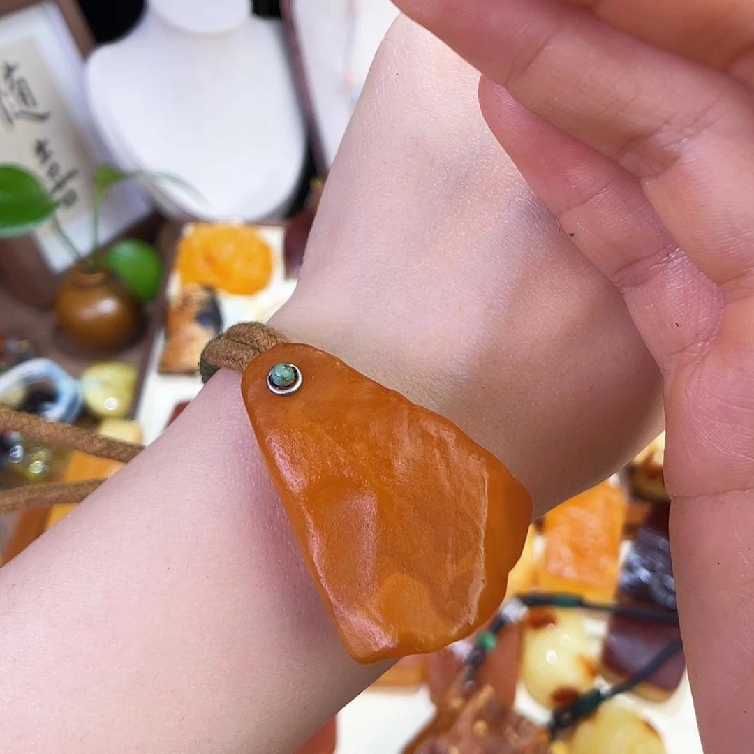 琥珀珠宝奇石未镶嵌。