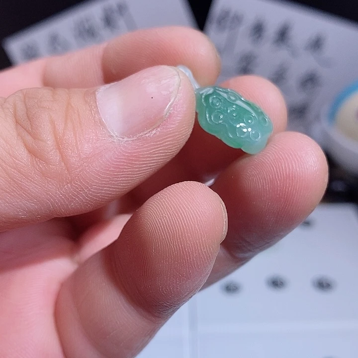 翡翠未镶嵌颈饰莲蓬
