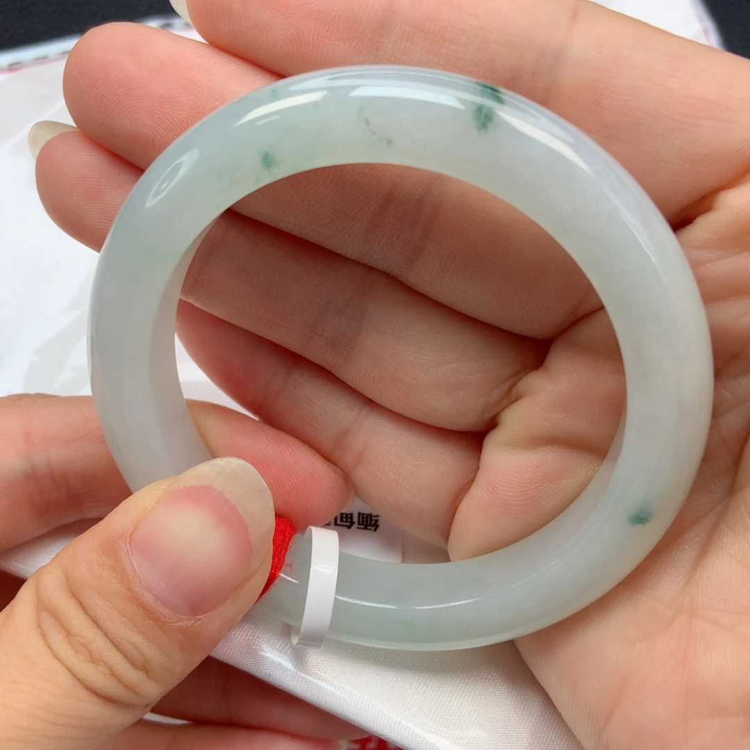 翡翠手镯未镶嵌黄***?52圈