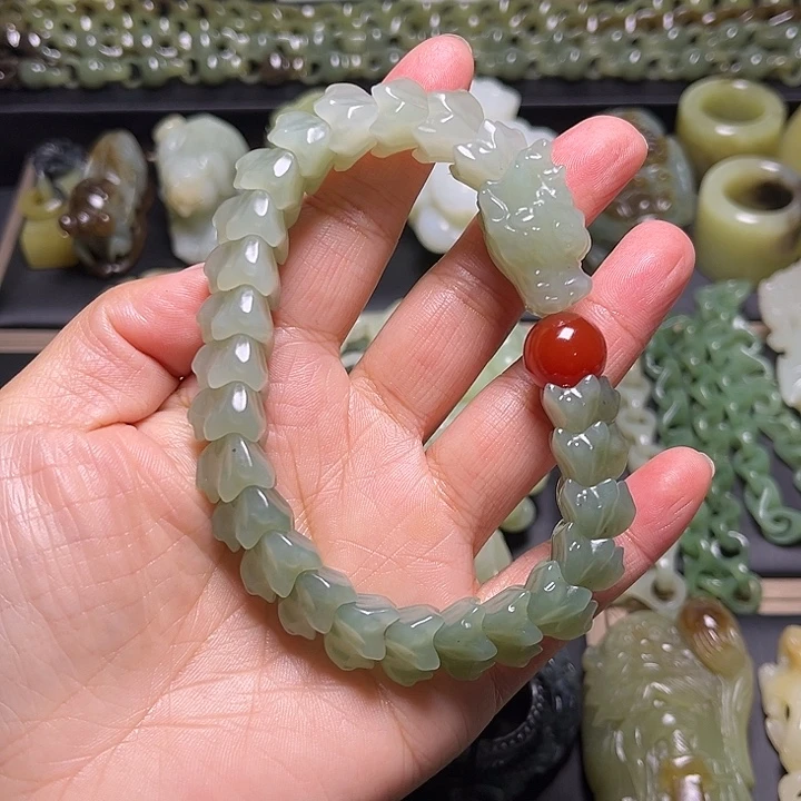 托***尼和田玉未镶嵌挂件