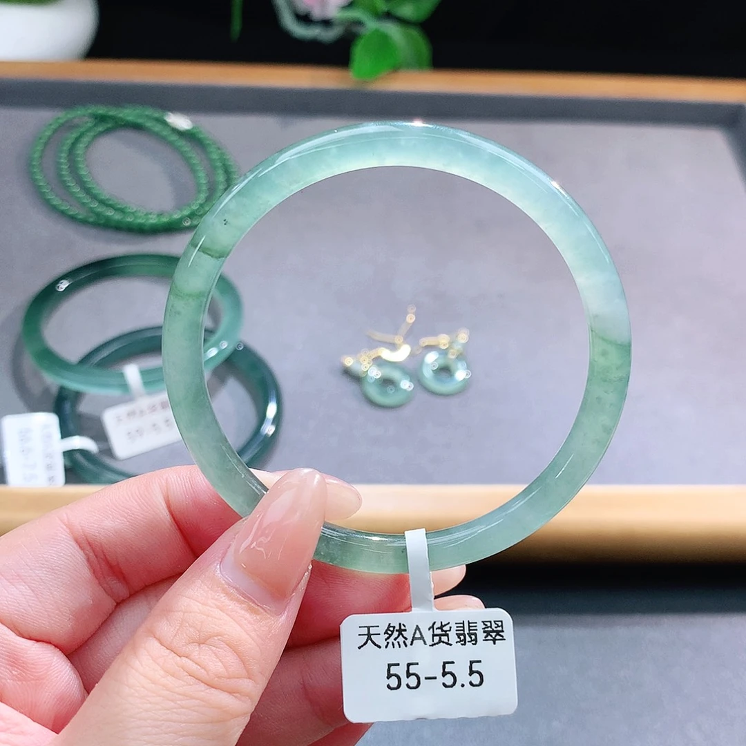 未镶嵌手镯（圆镯）翡翠