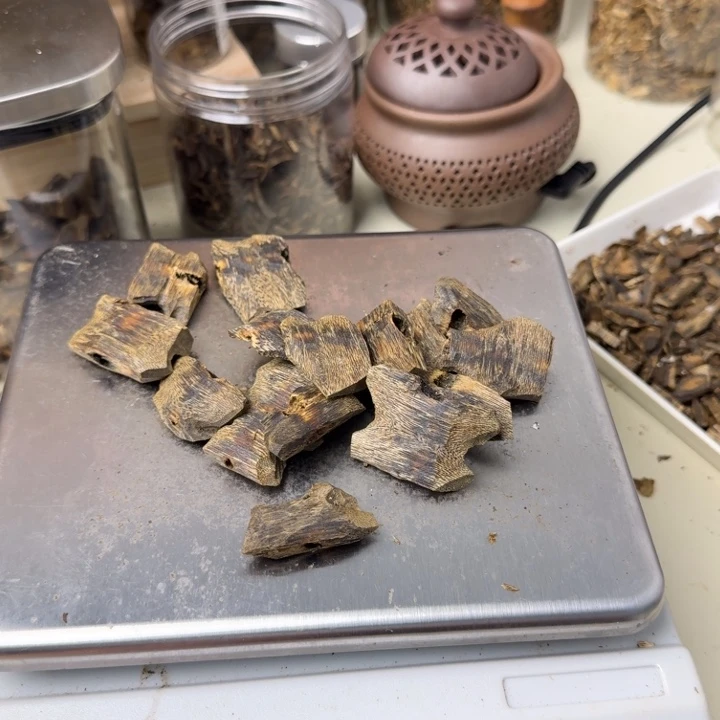 陈***年沉香沉香碎屑张勺子高油块料37克