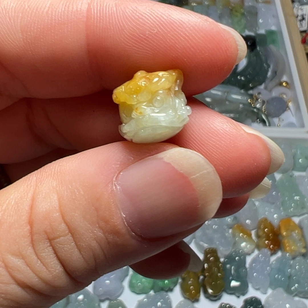 珊****颈饰未镶嵌翡翠通孔黄翡醒狮头一个128块