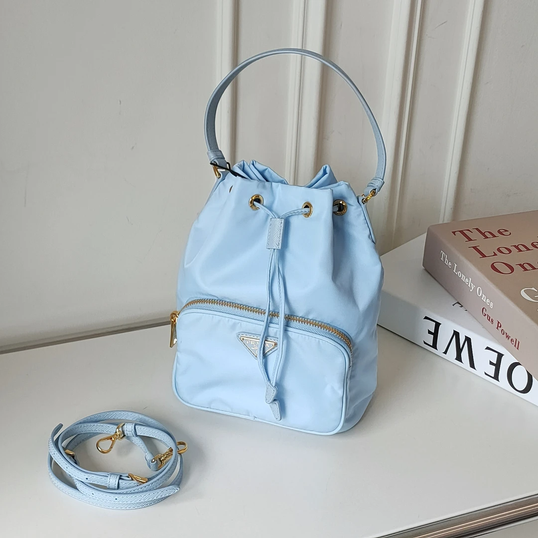 95新 Prada/普拉达 Azul-浅蓝色尼龙抽绳水桶斜挎包45422
