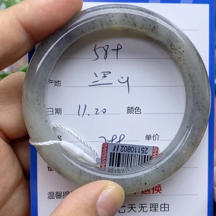L***L和田玉未镶嵌手镯