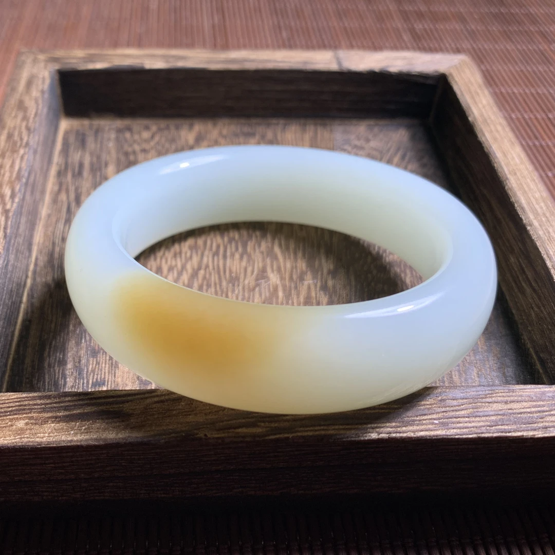 和田玉糖白正装手镯，一口糖诱人至极，镯型正装大气，雅致独特