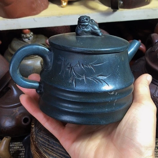 茶壶紫砂原矿泥料手工制作的一把紫砂壶。