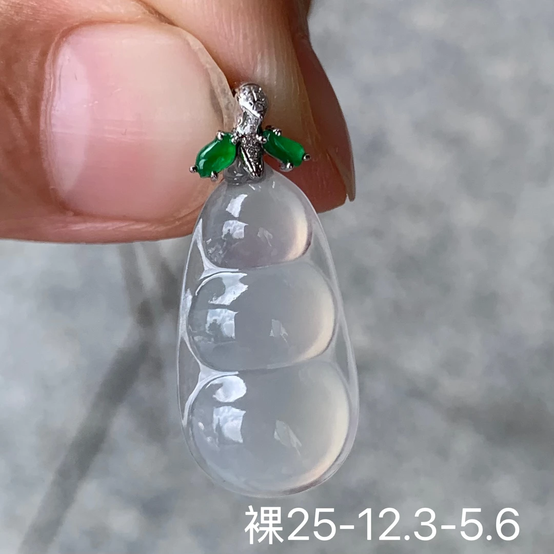 高冰福豆天然翡翠吊坠 镶嵌精致 女生配饰