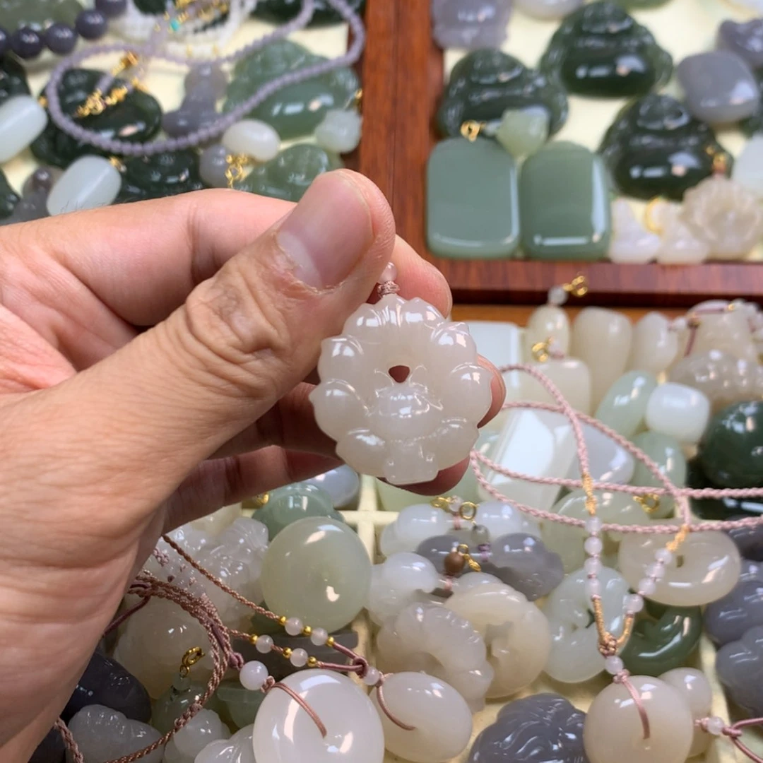 【闪购商品】和田玉未镶嵌颈饰小**囡