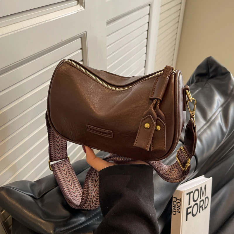 真皮质感复古流行小包波士顿枕头包新款时尚包包高级百搭女包单肩