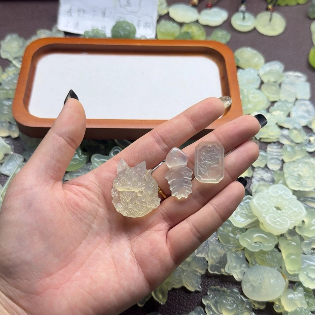 小****蛇纹石玉未镶嵌颈饰