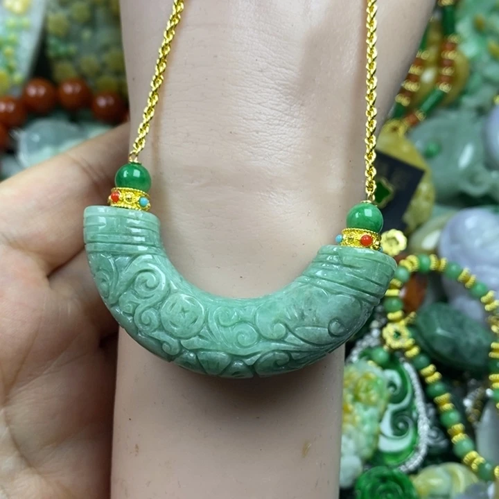 翡翠未镶嵌吊坠(赠链)