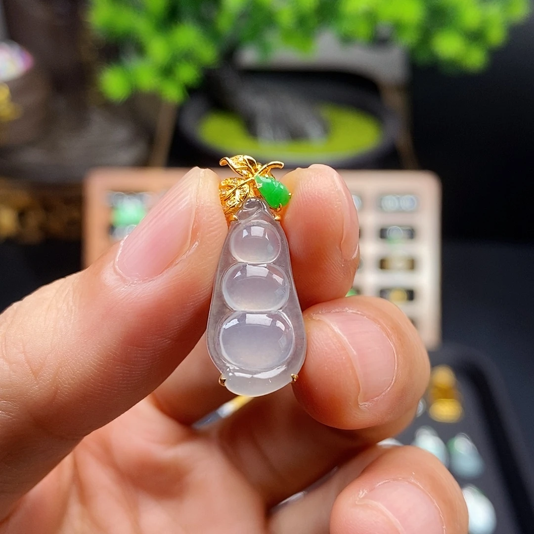 翡翠18K金镶嵌颈饰福豆