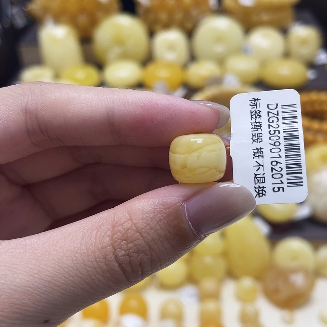 琥珀未镶嵌裸石12.3*10.4mm沁色