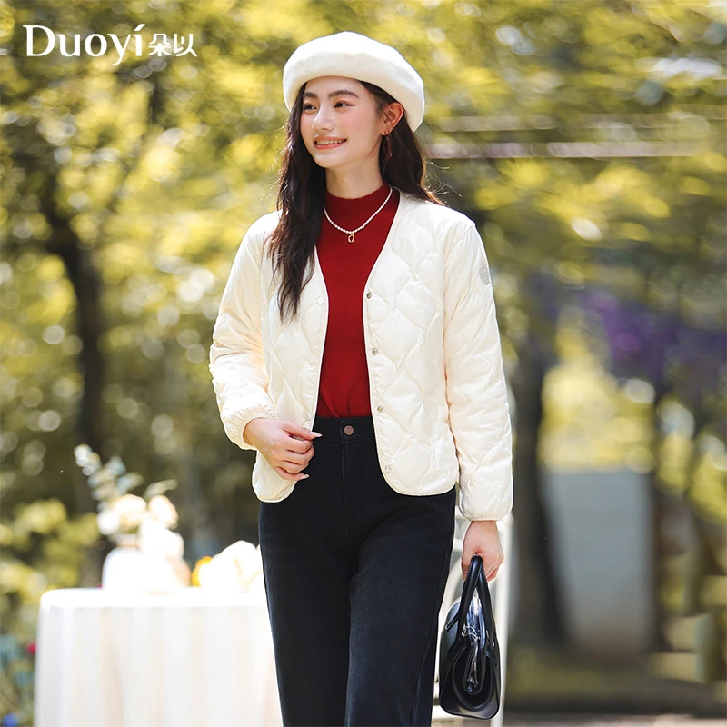 朵以2024冬季新款休闲显瘦V领开叉短款轻薄羽绒服38QD9D1011