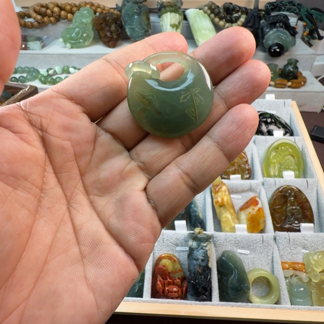 蛇纹石玉未镶嵌颈饰