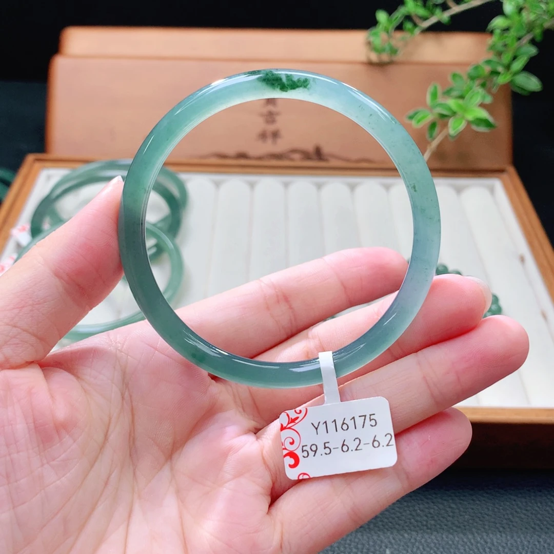 未镶嵌手镯（圆镯）翡翠