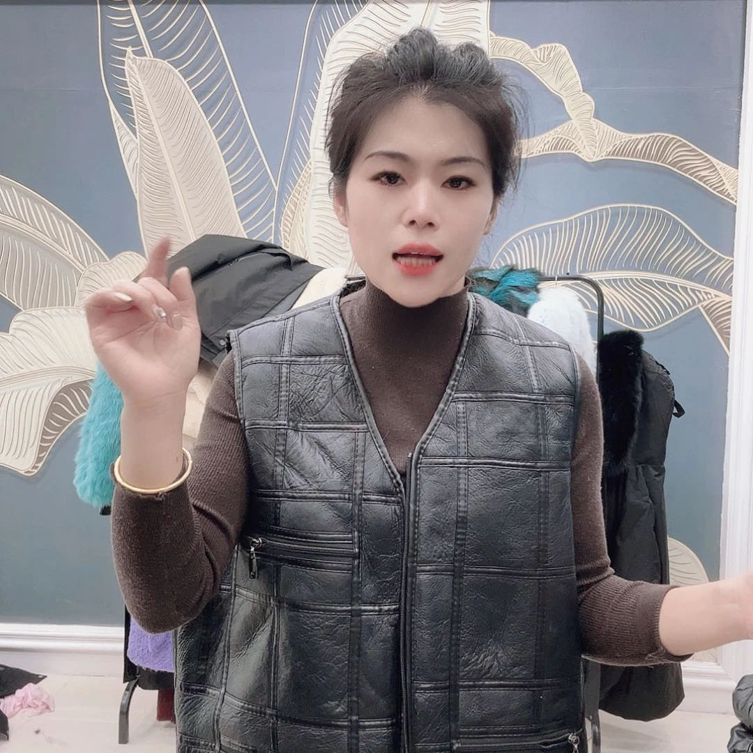 皮草搭配黑色西装