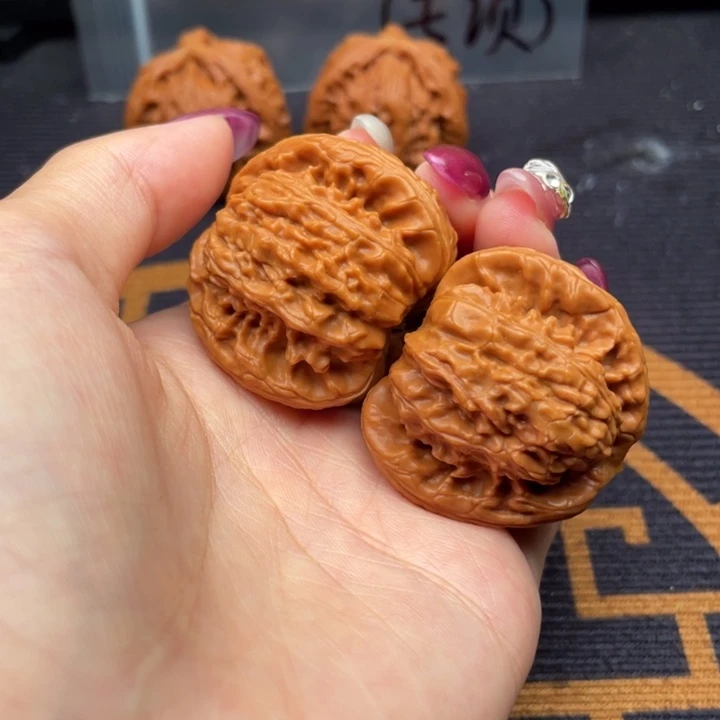 天***司文玩核桃吊坠白狮子