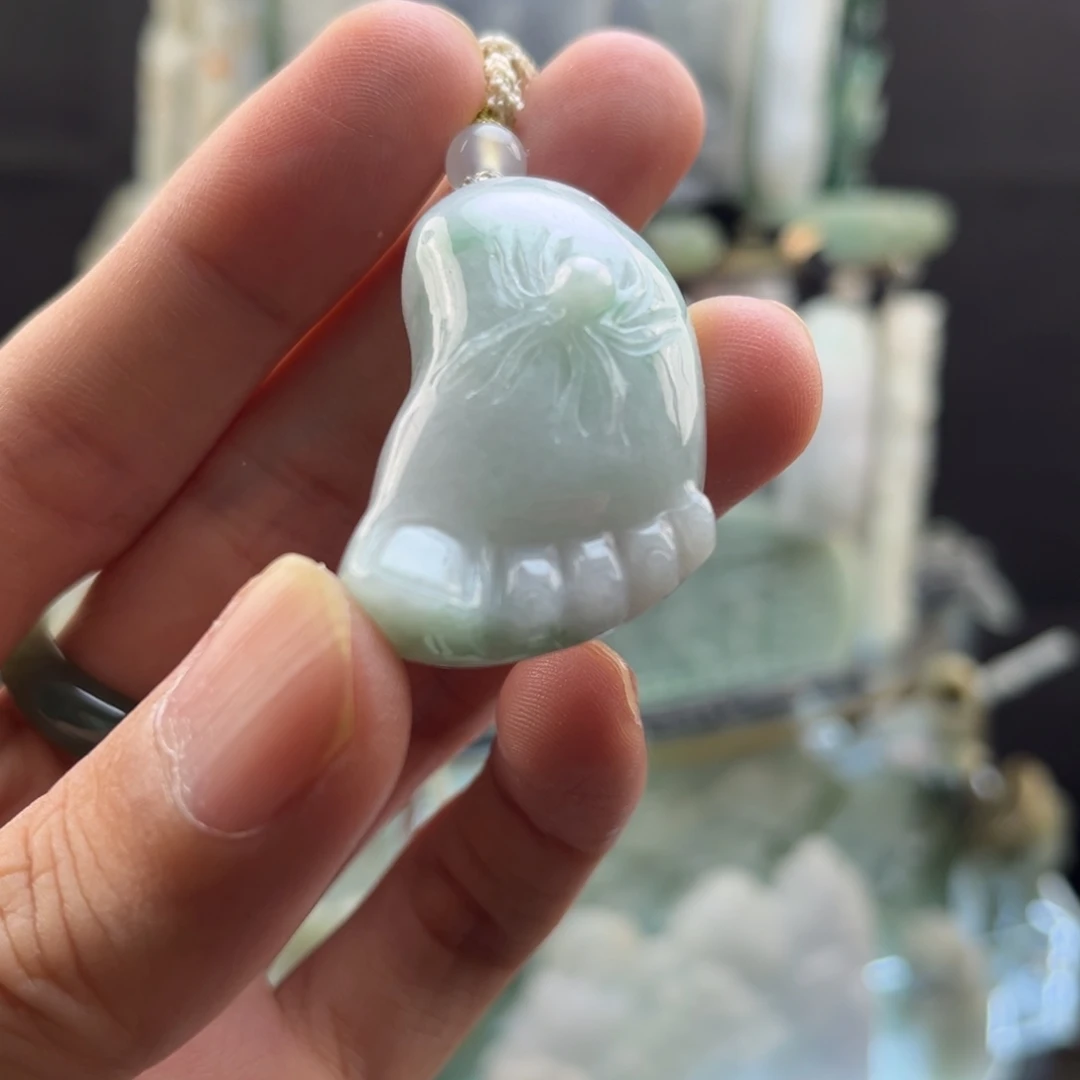 翡翠未镶嵌颈饰蜘足常乐