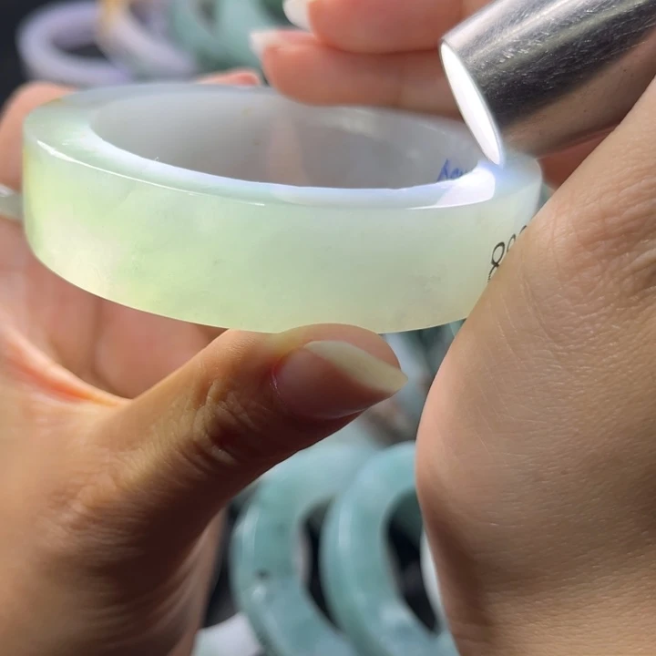 定制翡翠未镶嵌翡翠手镯