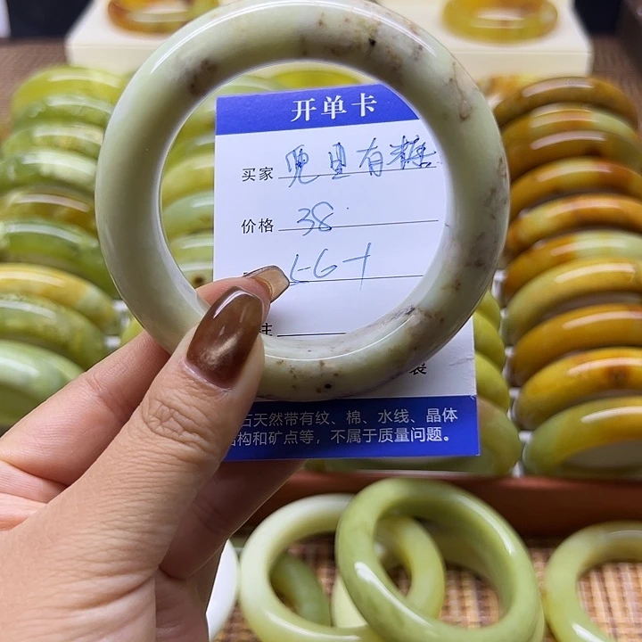 兜****岫玉未镶嵌手镯岫