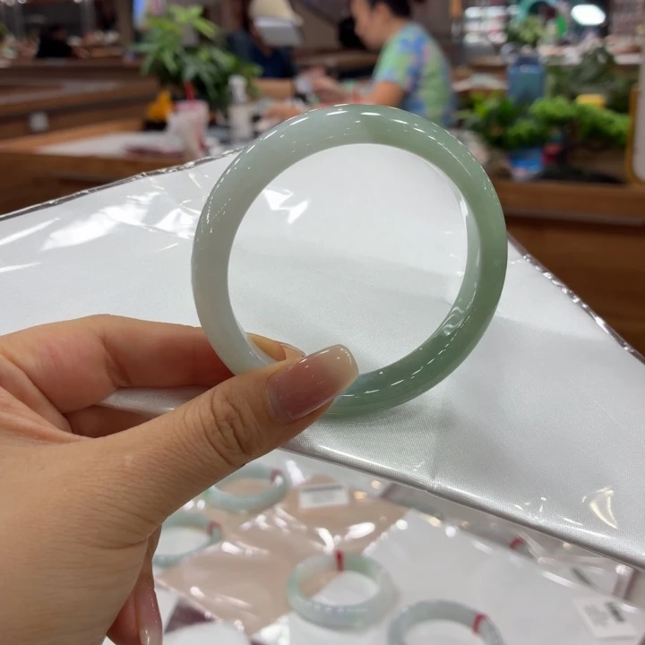 翡翠手镯未镶嵌手镯