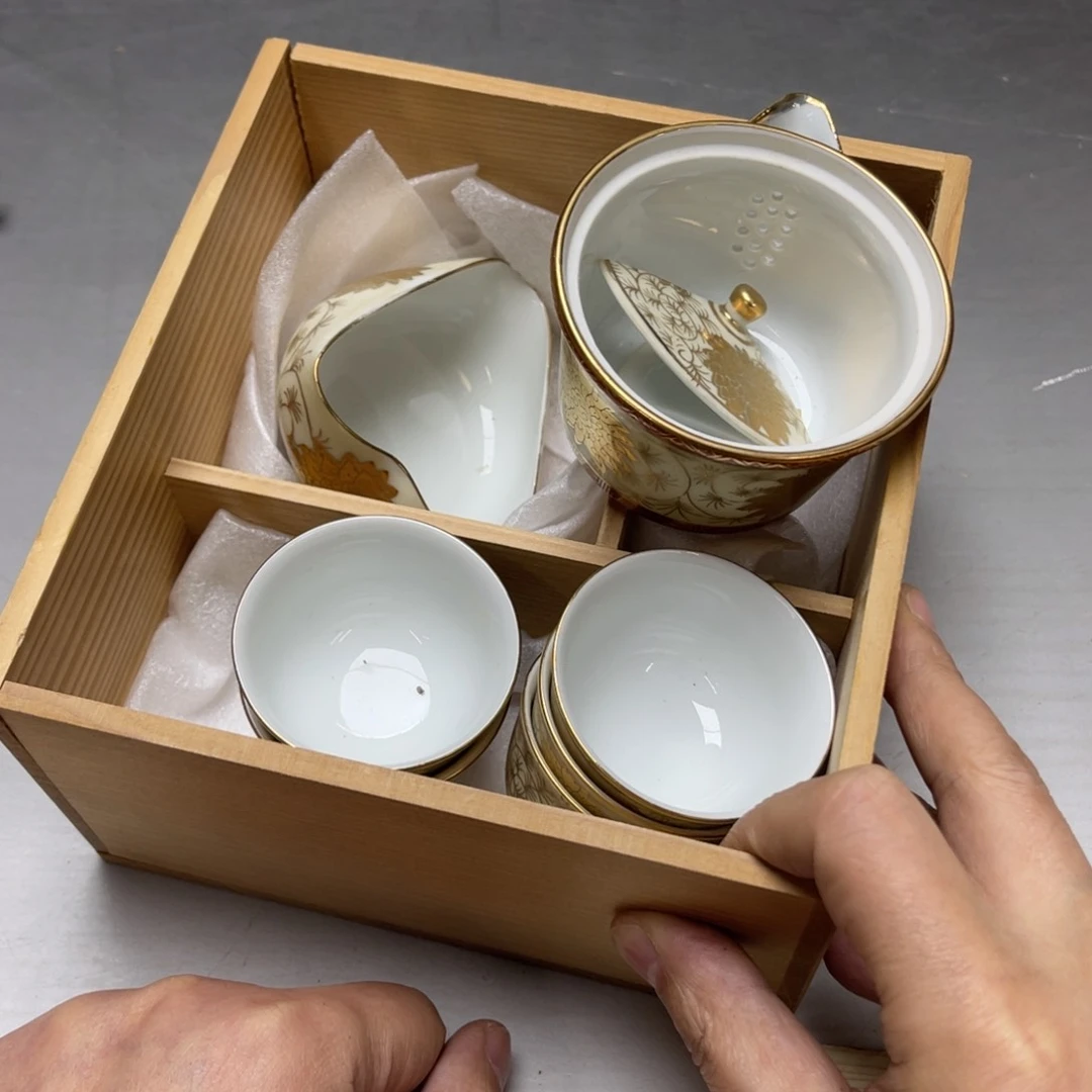 瓷片料****厨密密麻麻地排列着一个