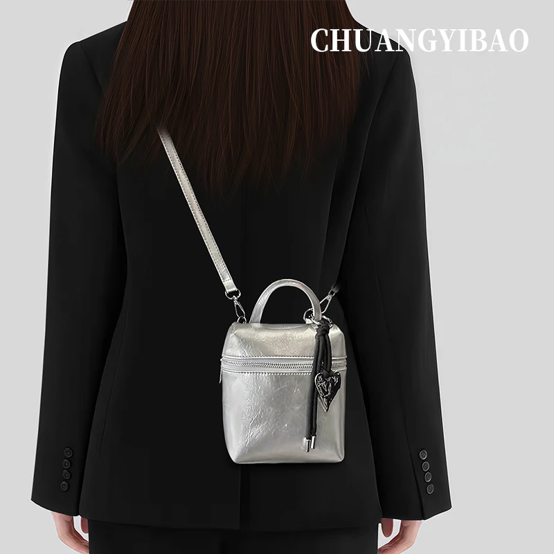 秋冬超火银色手机包女2025新款单品高级感轻奢小众设计通勤斜挎包