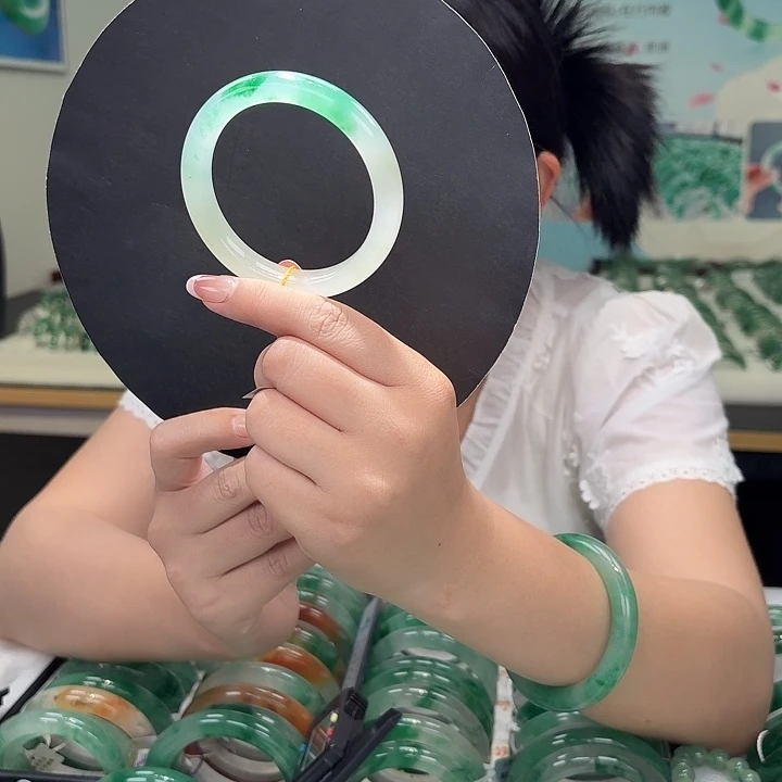 石英质玉（非洲翠）手镯未镶嵌