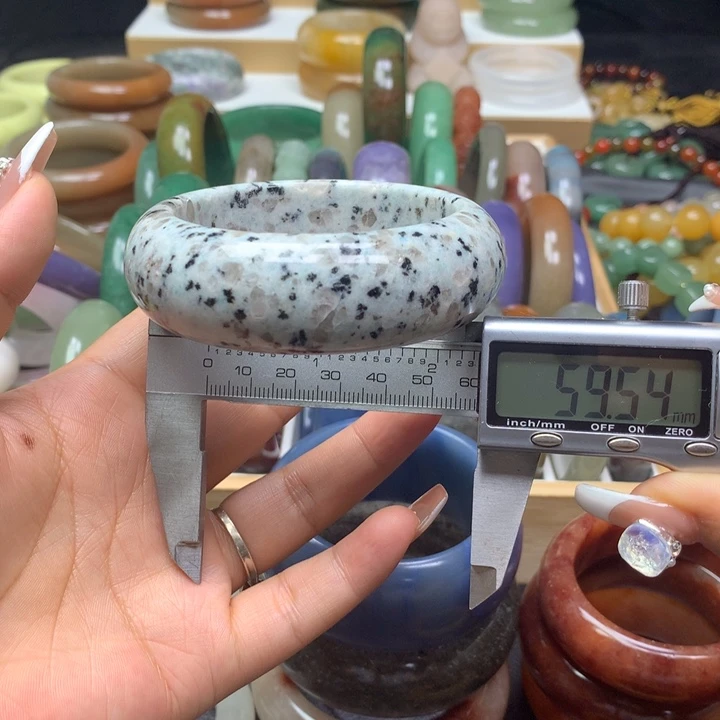 未镶嵌手镯石英质玉