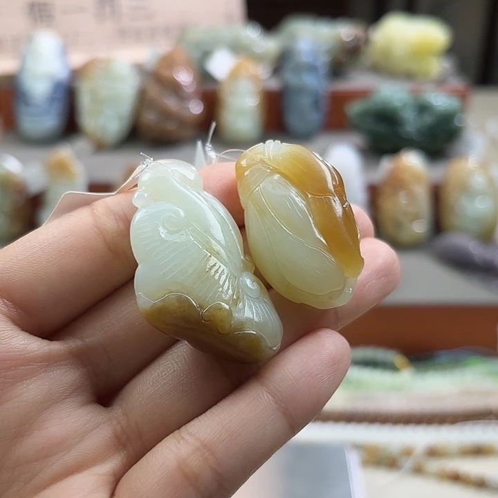 和田玉未镶嵌颈饰人**菊