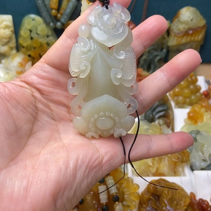 蛇纹石玉未镶嵌颈饰