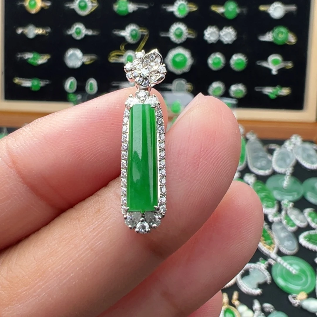 翡翠18K金镶嵌颈饰牌