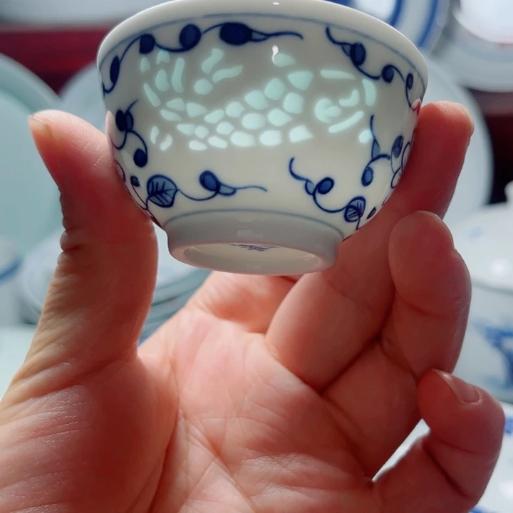 青花玲珑鱼雕刻小杯