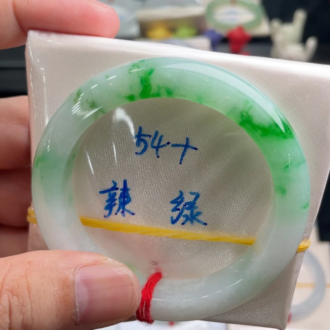 翡翠手镯未镶嵌翡翠手镯