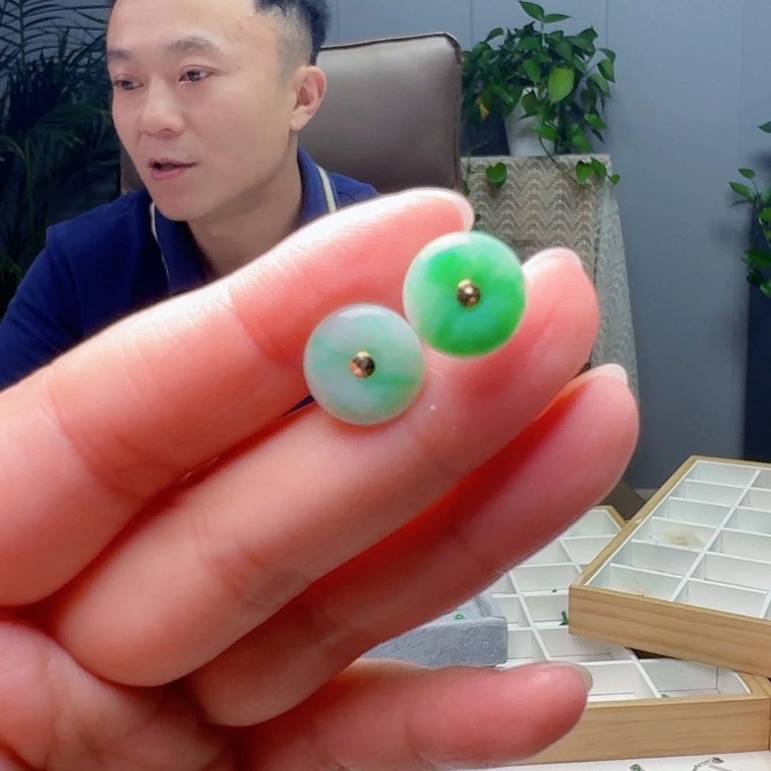 18K金镶嵌翡翠耳饰天然